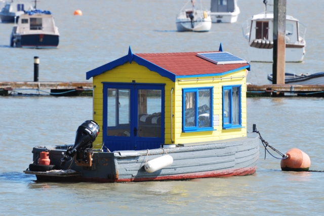 houseboat solar dreamstime s 21004146