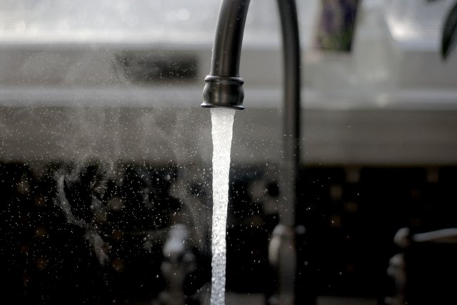 water flow faucet imani 597657 unsplash 640x427